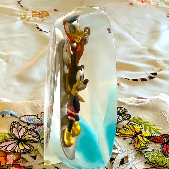 HAWAIIAN HOLIDAY ( MICKEY AND DONALD) Limited to 950 Surf is up . - Picture 2 of 6